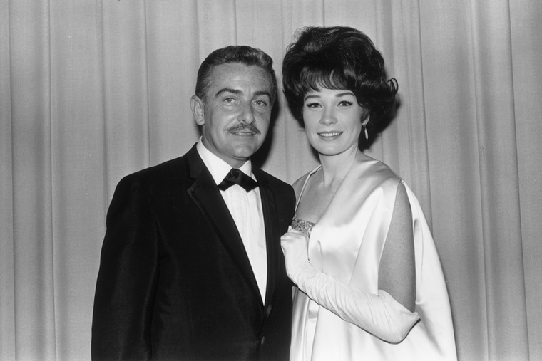 Shirley MacLaine és Steve ParkerA legendás színésznő, Shirley MacLaine már évtizedekkel azelőtt nyitott kapcsolatban élt férjével, Steve Parker, mielőtt ez a téma a TikTokon beszédtémává vált volna