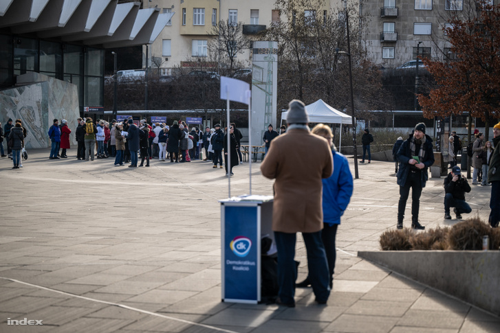 Aláírásgyűjtés a Szél Kálmán téren 2026. február 21-én