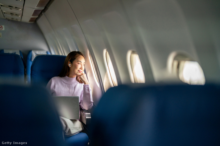 Több légitársaság is betiltotta az AirPods és a Bluetooth fülhallgatók feladását a poggyászban. (Illusztráció: Getty Images)