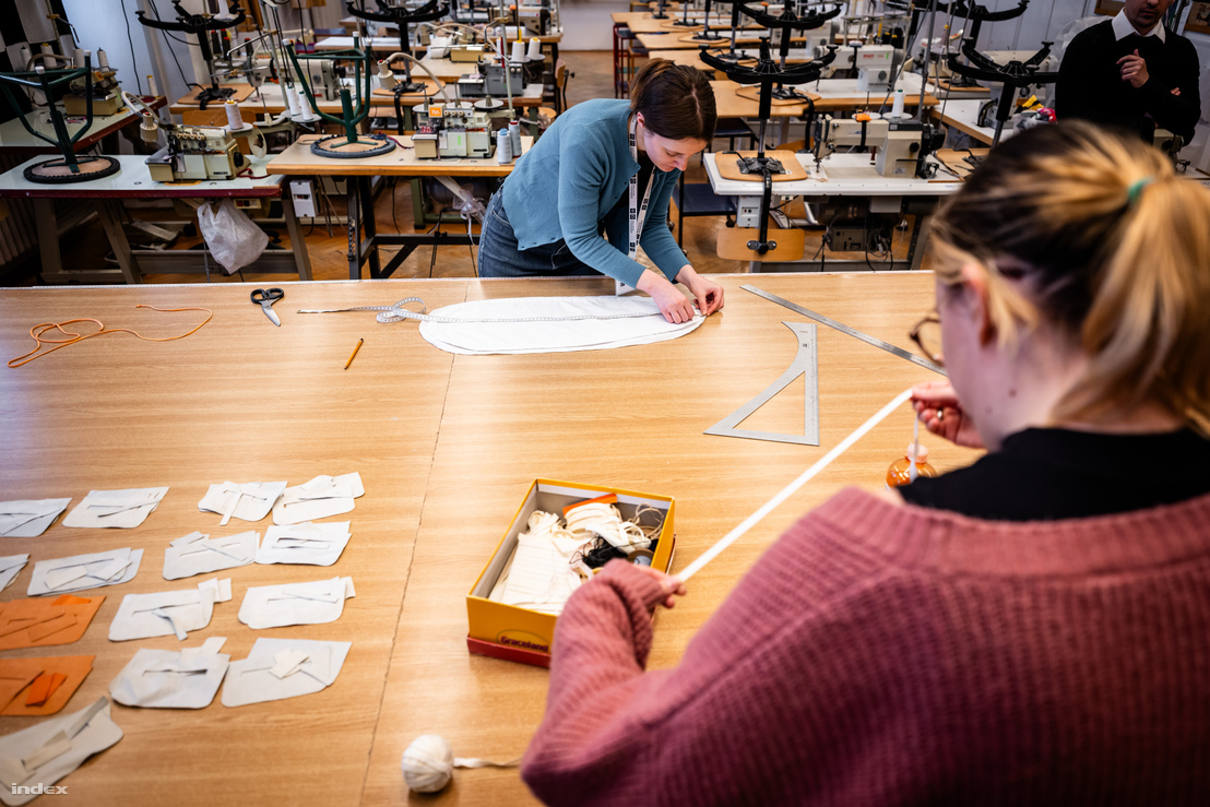 Hallgatók az ipari termék- és formatervező szakon