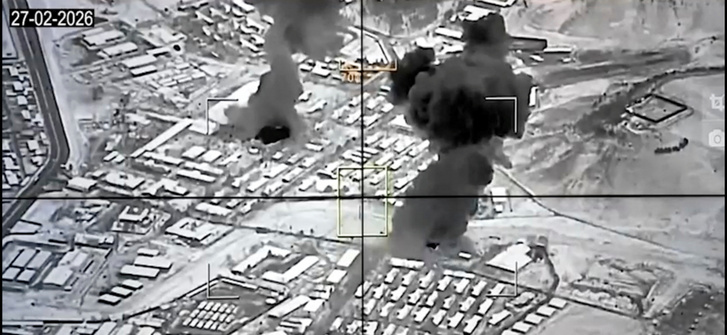 Füst emelkedik a pakisztáni és tálib tisztviselők szerint pakisztáni támadások után Kabulban, Afganisztánban, ezen a 2026. február 27-én közzétett videóból vett állóképeken