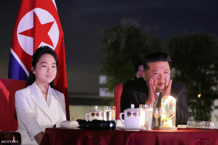 Észak-koreai vezetőKim Dzsongun és lánya Kim Ju-ae részt vesznek a Wonsan Kalma part menti turisztikai övezet befejezését ünneplő ceremónián Wonsanban, Észak-Koreában, 2025. június 24-én