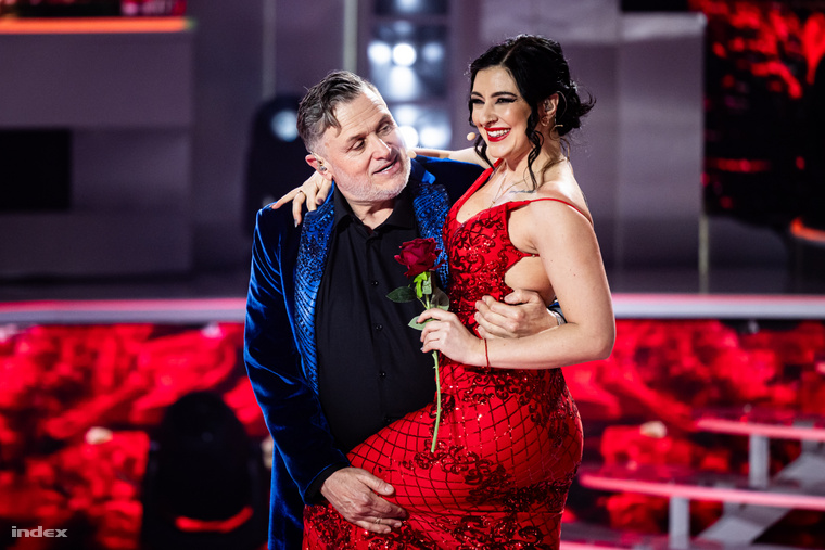 Galambos Lajos és Stana Alexandra A Nagy Duett színpadán. A páros az első adás kiesői voltak. (Fotó: Tövissi Bence/Index)