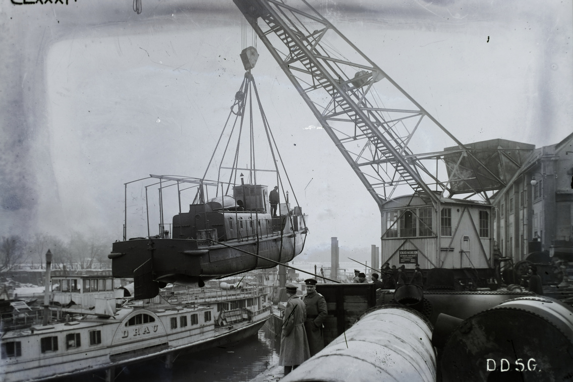 Óbudai Hajógyár, a vízen a Drau DDSG utasszállító kerekes gőzhajó (épült: 1850). A felvétel a Dunai Flottilla (Weichsel, 1915) őrnaszádjának vízre tételekor készült