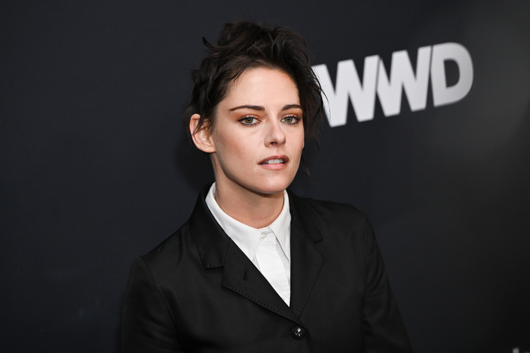 Kristen Stewart&nbsp;2012-ben fotók kerültek nyilvánosságra róla és a Hófehér és a vadász rendezőjéről, Rupert Sanders-ről, miközben Stewart még Robert Pattinson-nal járt