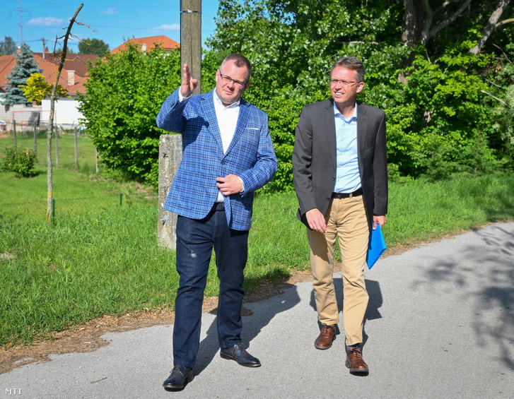 Fekete Dávid és Hankó Balázs kultúráért és innovációért felelős miniszter egy lakossági fórumon Győr-Gyirmóton.