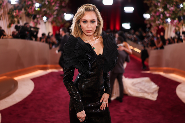 Miley Cyrus&nbsp;Miley és Liam Hemsworth kapcsolata évekig tartó szakításokkal és kibékülésekkel volt tele