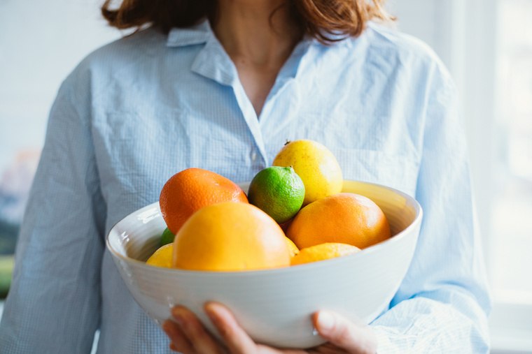 Savas ételek fogyasztásaA cukros és savas ételek – például a citrusfélék, az ecet vagy a feldolgozott nassolnivalók – szintén hatással vannak a fogak állapotára