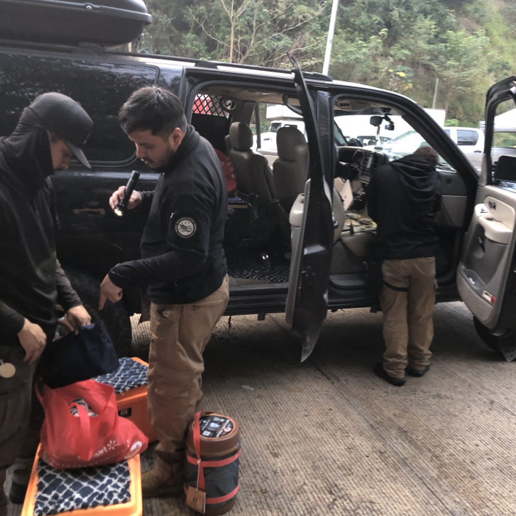 A Guarda National kirámolta az autójukat