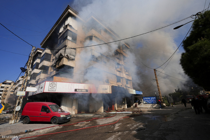 Füst gomolyog egy épületből Bejrút déli külvárosában, az Egyesült Államok és Izrael Iránnal való konfliktusa közepette a Hezbollah és Izrael közötti feszültség fokozódása után, 2026. március 3-án