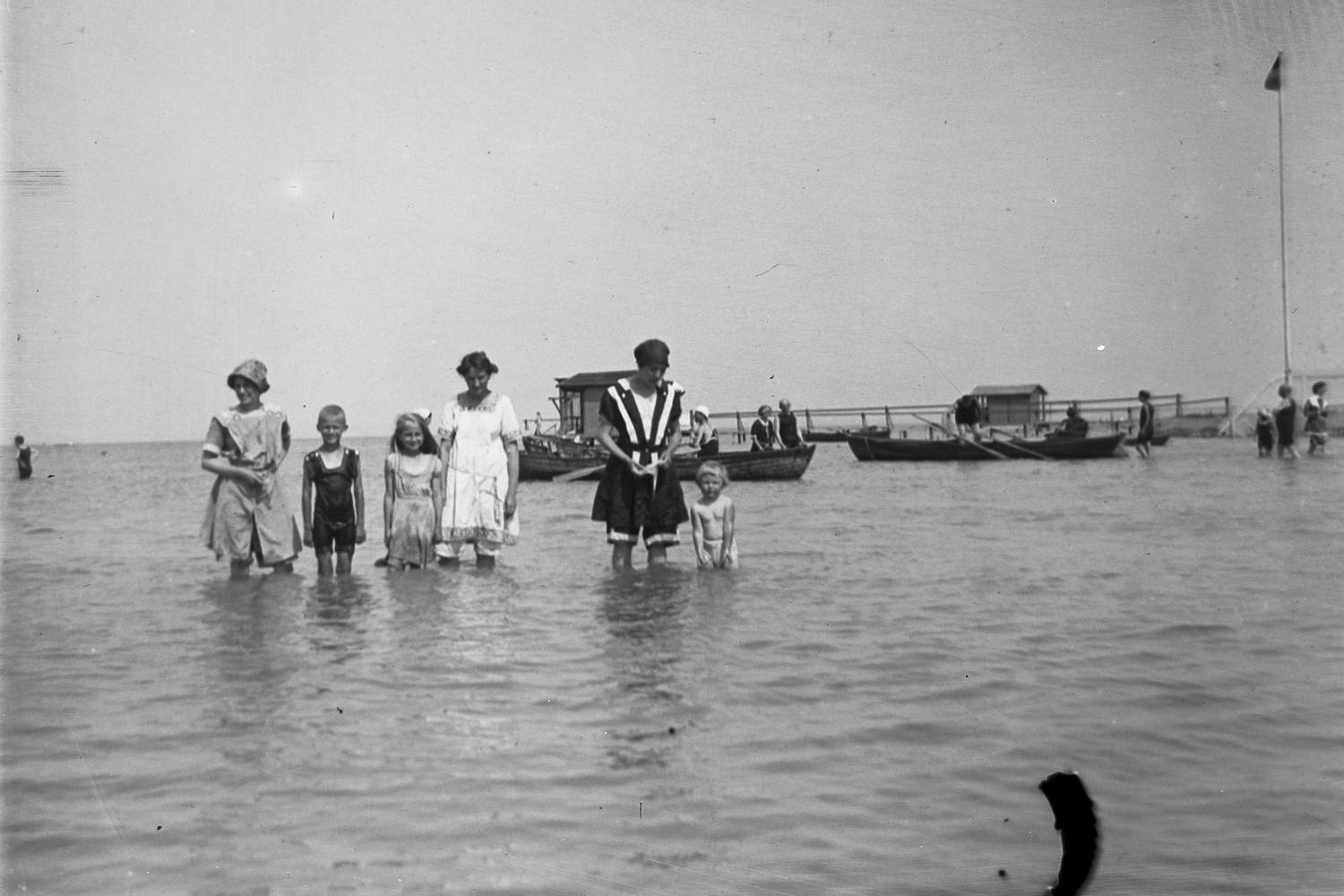 Férfiaknak trikó, nőknek szoknyás fürdőruha: ezzel kezdődött a fürdőélet. (Siófok, 1917.)