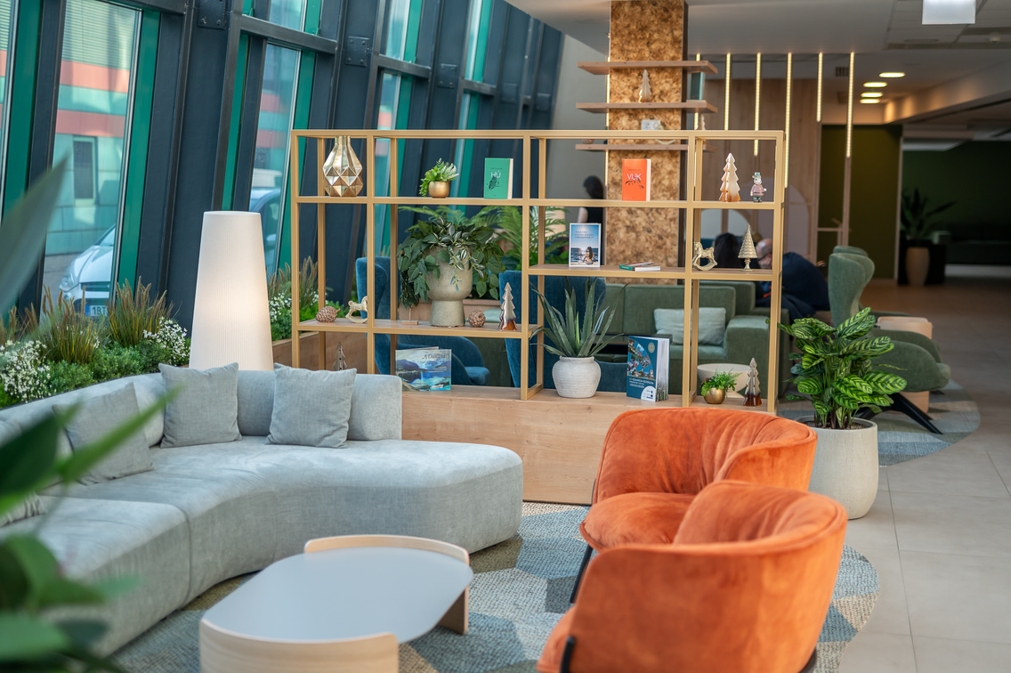 Kellemes színek, természetes anyagok és sok fény