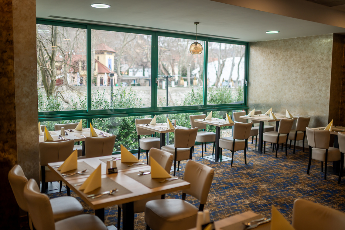 A sétányra néző Kis-Duna étteremben reggelizhetünk és vacsorázhatunk, illetve ebédelni is lehet