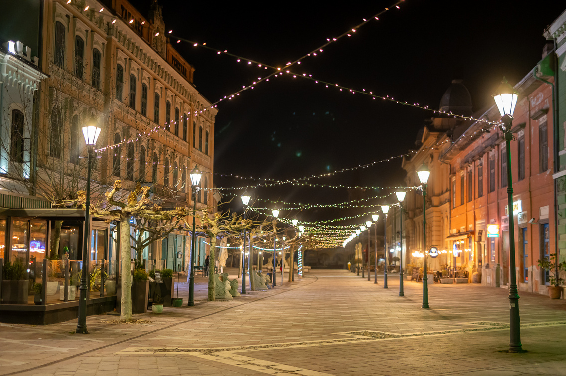A Széchenyi tér esti fényben