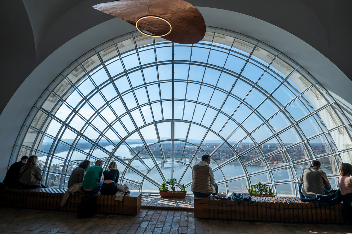 Kilátás a Panorámateremből, ahol egy kávézót is találunk