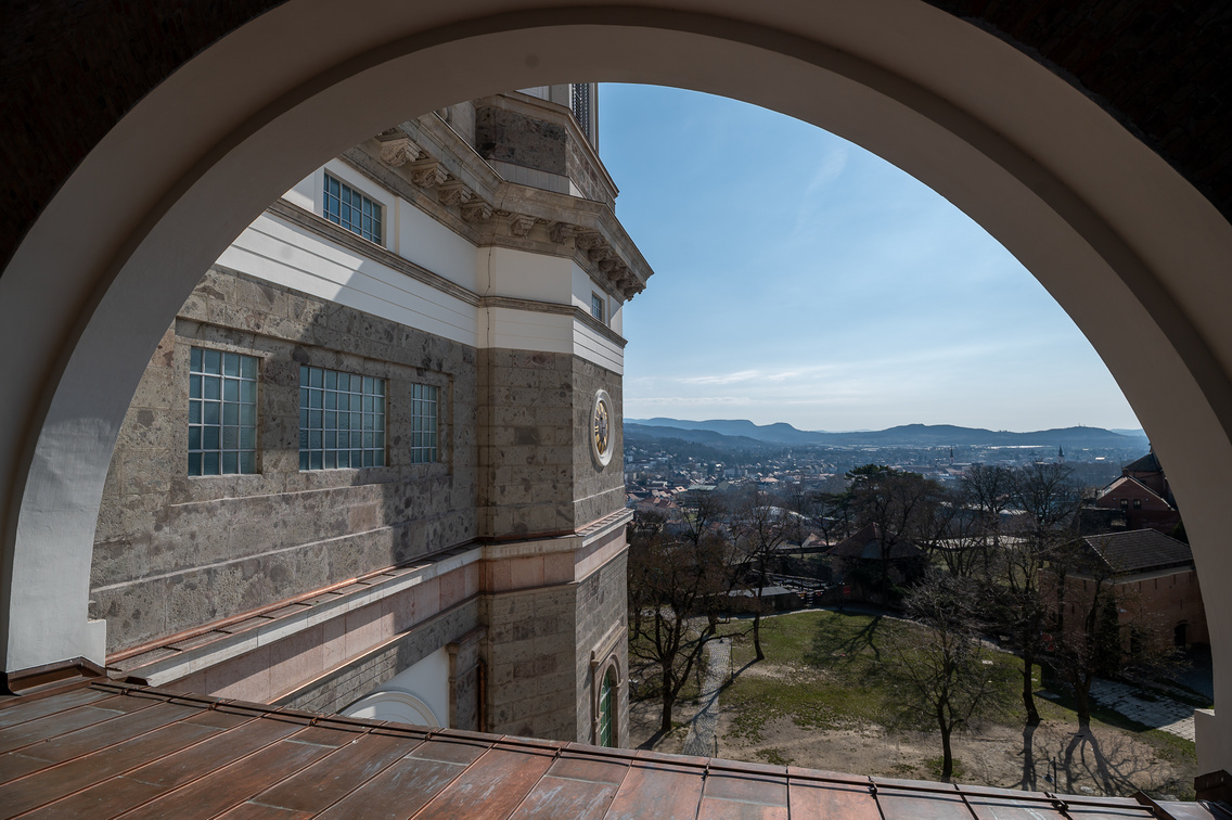 Kilátás a bazilika egyik teraszáról a Vármúzeumra