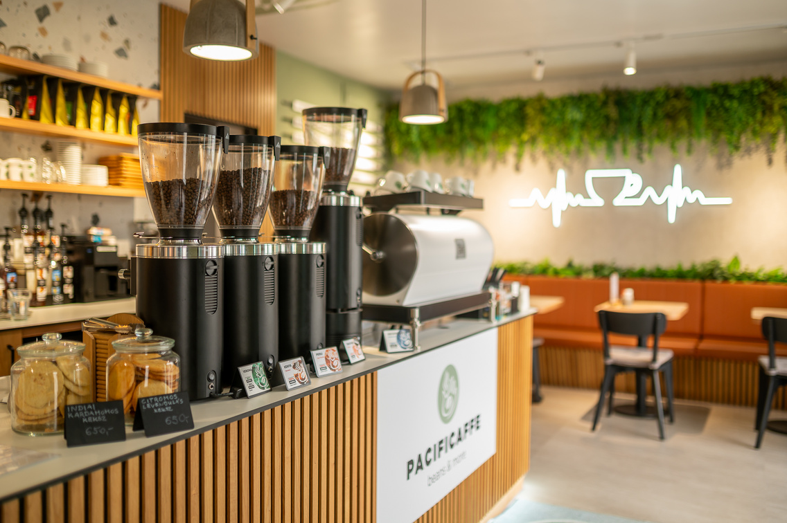 A Pacificaffe Beans & More-ban többféle kávé van a darálókban