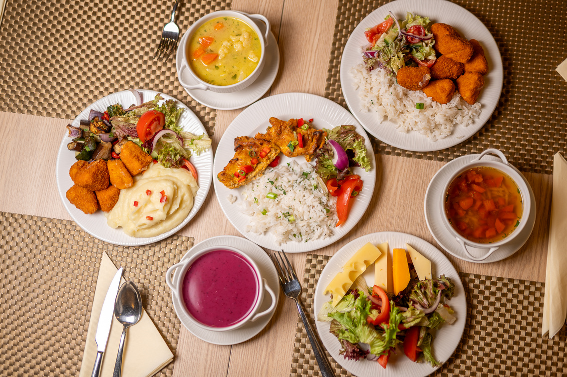 Húsos és vegetáriánus levesek és főfogások