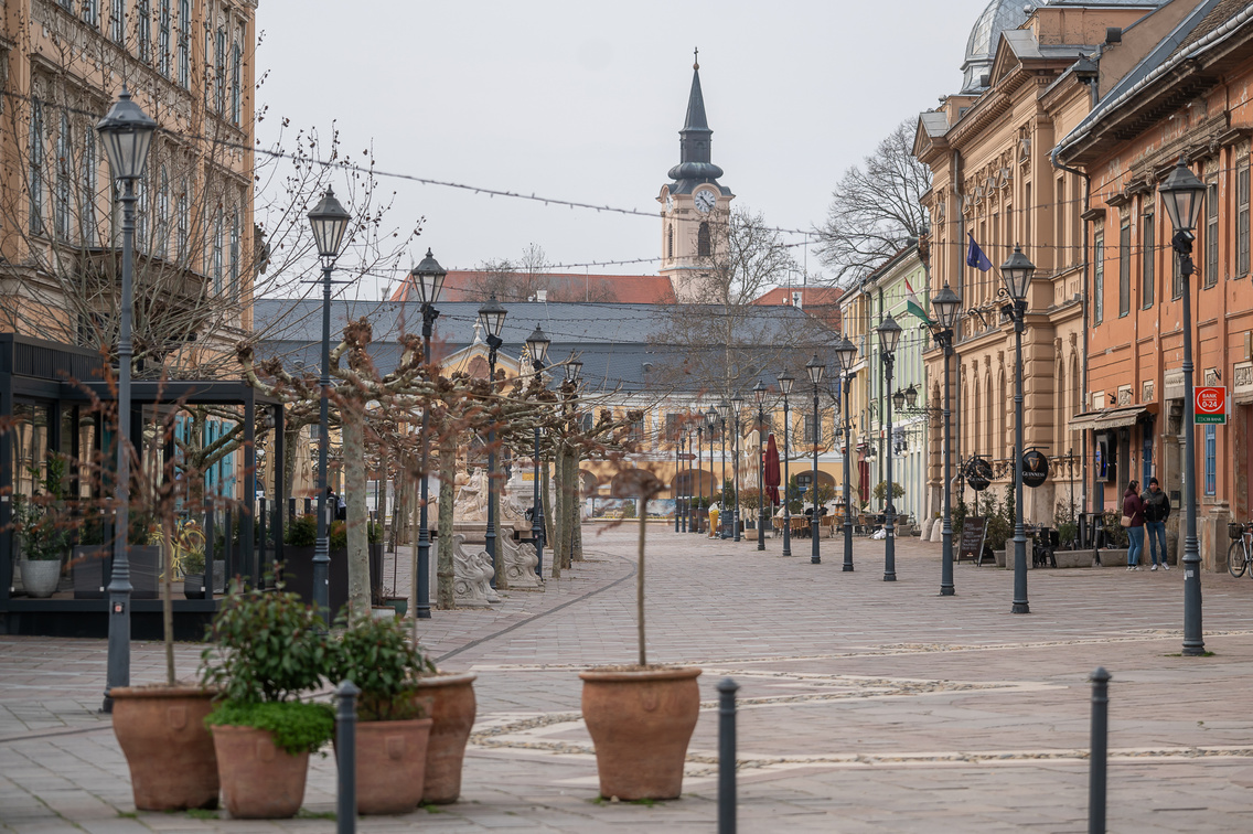A Széchenyi tér elején, a 23-as szám alatt találjuk meg a 42 Restaurantot