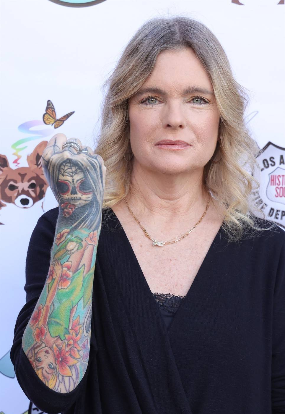 Erika Eleniak 56 éves korára teljesen kivarratta magát. Bár szépsége még mindig a régi, nagyon másképp fest tele tetoválással.