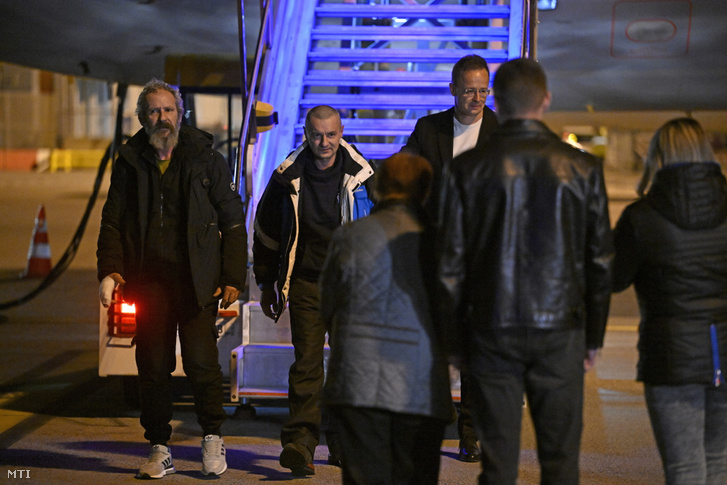 Szijjártó Péter külgazdasági és külügyminiszter (b3) és a vele Budapestre érkező két kényszersorozott kárpátaljai magyar hadifogoly (b1 és b2) a Liszt Ferenc Nemzetközi Repülõtéren 2026. március 5-én