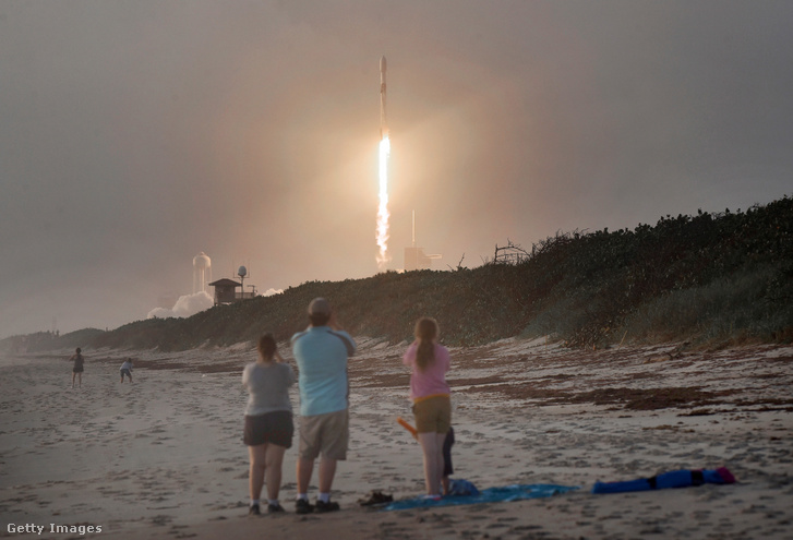 A SpaceX Falcon 9 rakétájának kilövése a floridai Cape Canaveralben, 2020. október 6-án