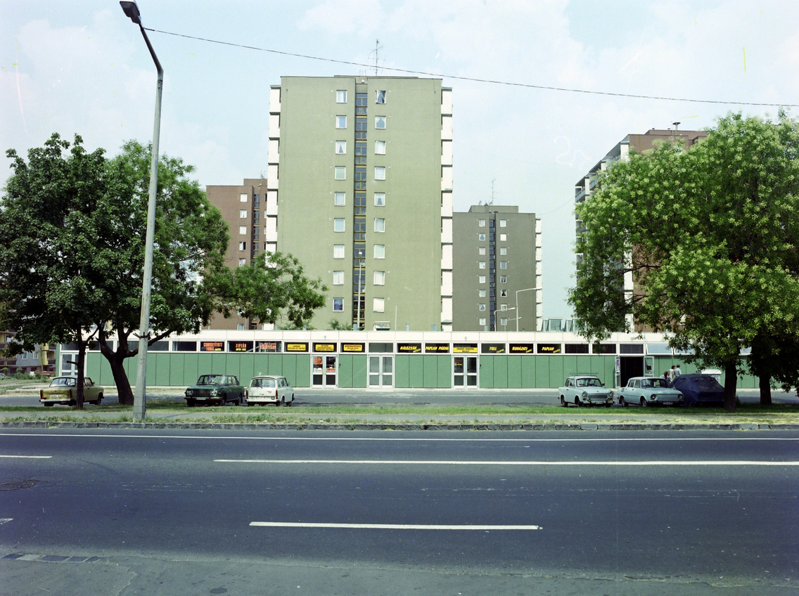 Pesti út, a szolgáltatóház mögött a Kaszáló utcai épülettömbök látszanak, 1984