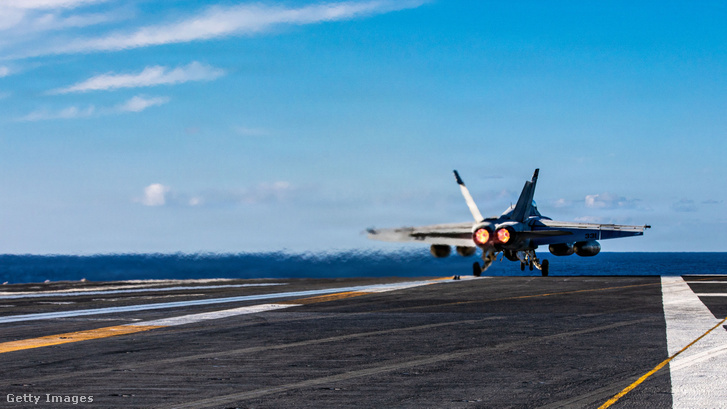 Egy F/A–18E Super Hornet típusú repülőgép felszáll a világ legnagyobb repülőgép-hordozójának, a USS Gerald R. Ford fedélzetéről 2026. február 28-án a tengeren