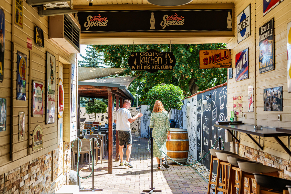 Külön bejárat vezet az udvarra