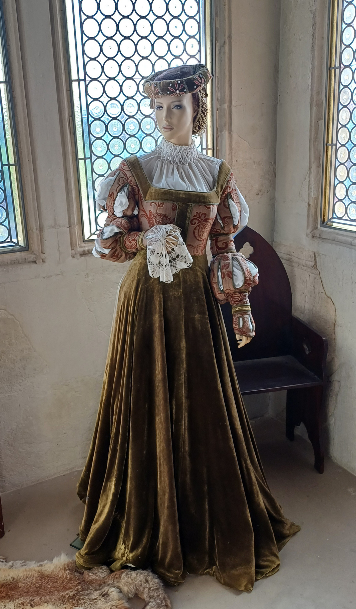 Kanizsay Dorottya 15. századi ruhájának rekonstrukciója a siklósi várban