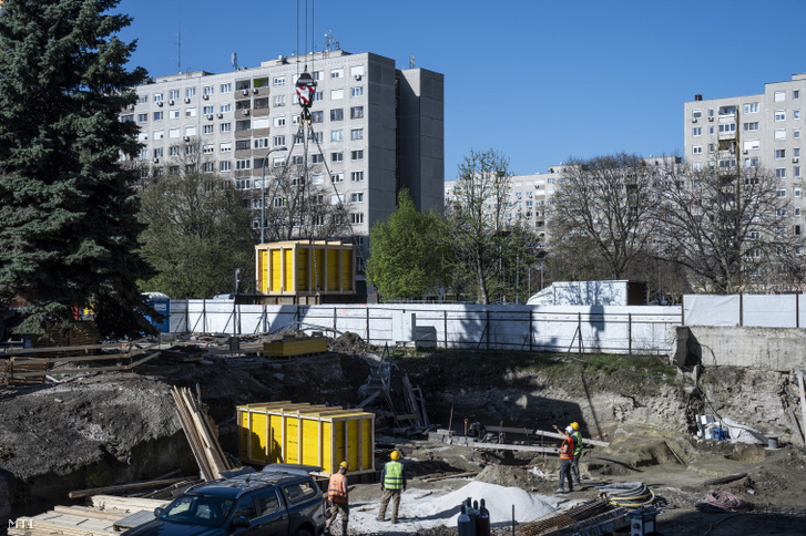 Az aquincumi katonaváros Mithras-szentélyének kiemelése a fővárosi Folyamőr utcában 2025. április 3-án.