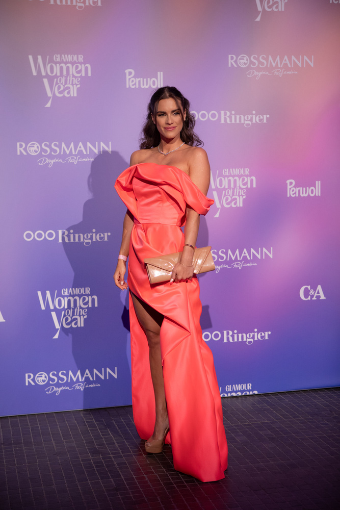 Gelencsér Timi 2024-ben ebben a pánt nélküli, aszimmetrikus szabású Bernice Fashion ruhában pózolt a kamerák előtt