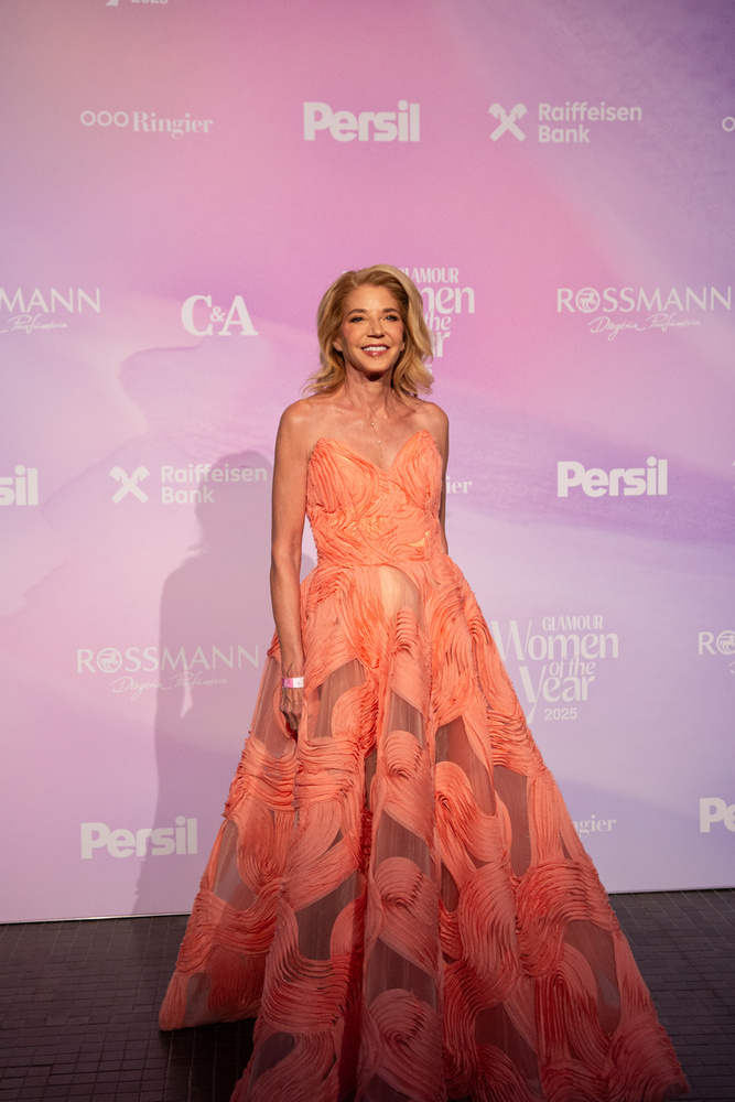 A 2025-ös gálán a Szex és New York írónője, Candace Bushnell is részt vett, aki egy pánt nélküli, barackszínű pucérruhában érkezett, nem csoda, hogy minden szem rászegeződött.&nbsp;