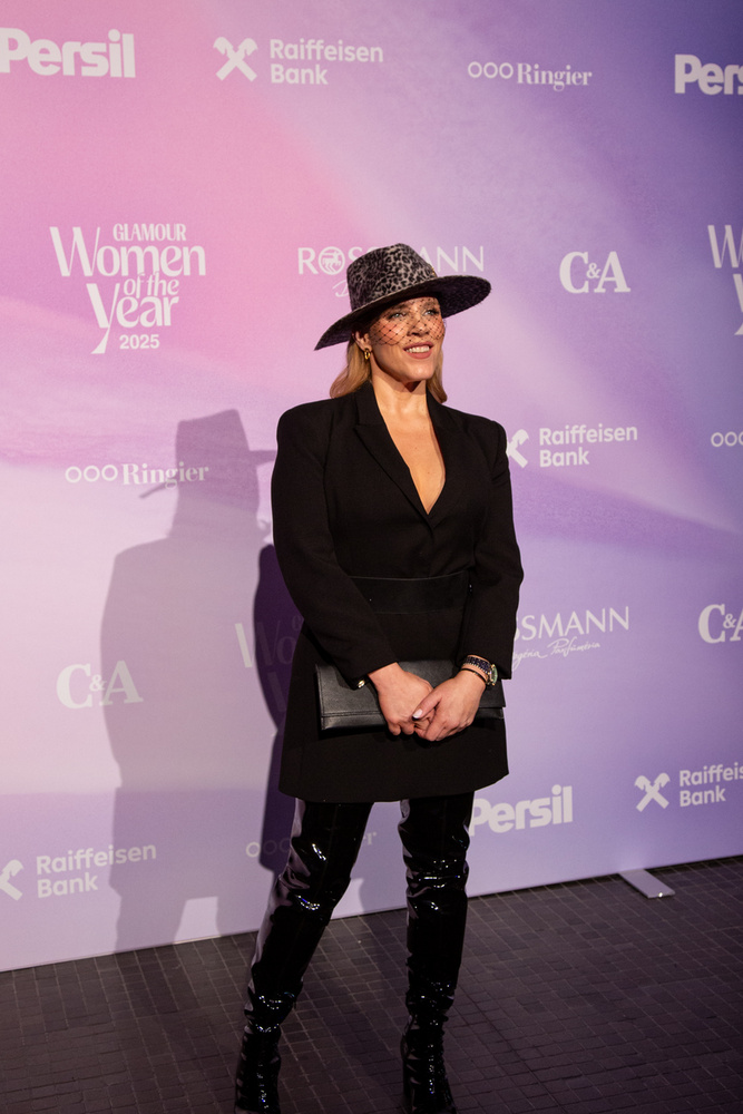 Tóth Vera egy mélyen dekoltált, fekete zakóruhában érkezett a 2025-ös gálára, amit egy Vecsei Zsófi kalappal és egy Reményi Éva fülbevalóval egészített ki.&nbsp;