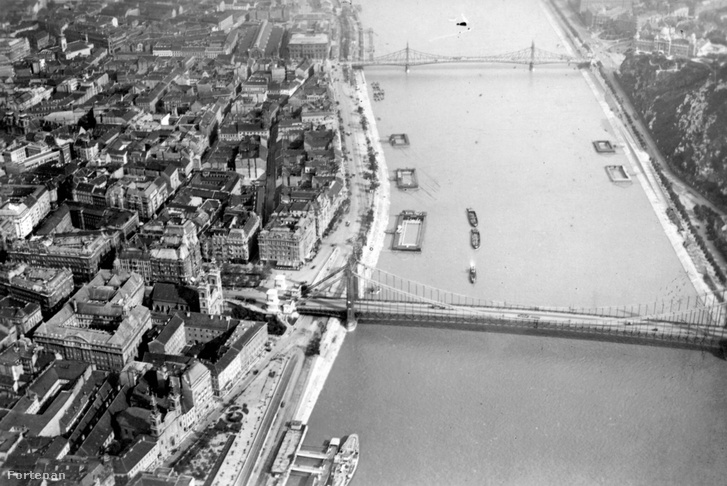 Légi fotó, dunai uszodák, az Erzsébet és a Szabadság (Ferenc József) híd között, 1930