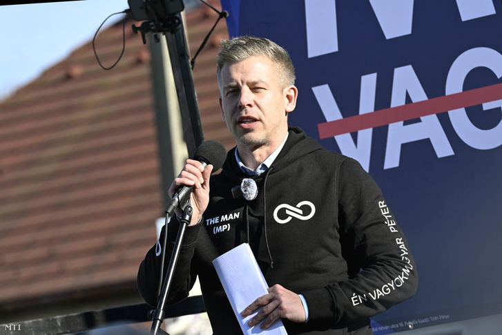 Magyar Péter, a Tisza Párt elnöke beszédet mond a párt kampányrendezvényén Szigethalmon, 2026. február 28-án.