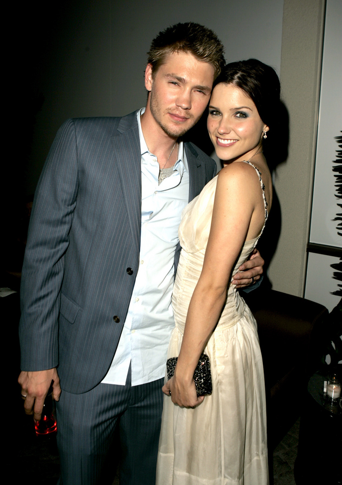 Sophia Bush és Chad Michael MurrayA Tuti gimi 2003-ban került a televíziók képernyőjére, két évvel később pedig a sorozat két főszereplője a való életben ki mondta egymásnak a boldogító igent