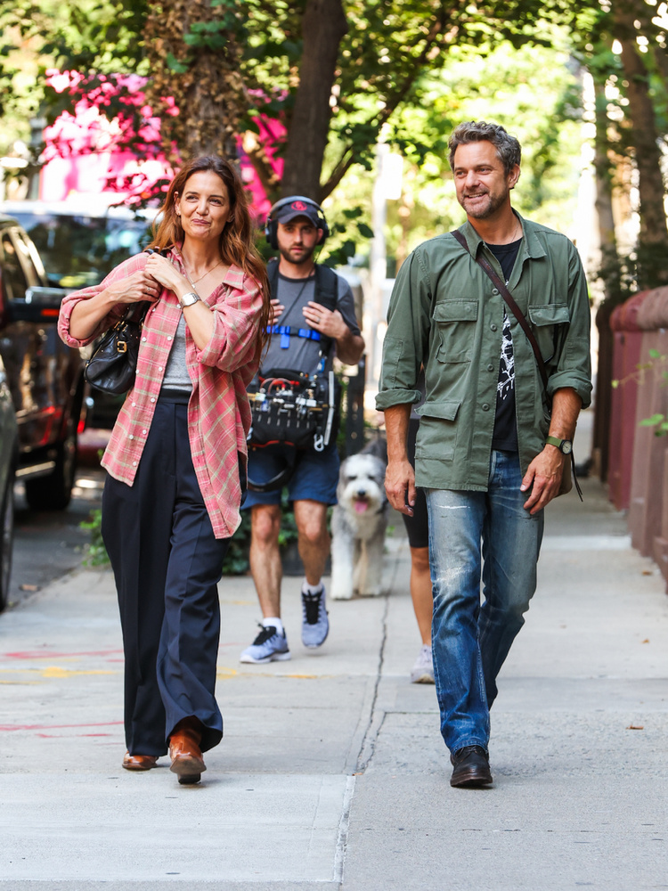 Katie Holmes és Joshua JacksonA 90-es évek tini drámájában, a Dawson és a haverokban Katie Holmes és Joshua Jackson karakterei a sorozatban szerettek egymásba, míg a színészek a való életben