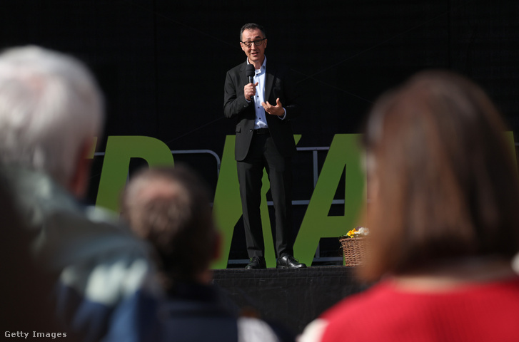 Cem Özdemir, a Zöldek párt vezető jelöltje beszél a párt utolsó kampányrendezvényén támogatói előtt Schwäbisch Gmündben 2026. március 7-én