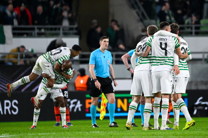 A Ferencváros játékosai ünneplik győzelmüket a labdarúgó Európa-liga nyolcaddöntőjébe jutásért játszott Ferencvárosi TC - PFK Ludogorec Razgrad visszavágó mérkőzés után a Groupama Arénában 2026. február 26-án. A Ferencváros 2-0-ra nyert, és így 3-2-es összesítéssel továbbjutott a nyolcaddöntőbe.