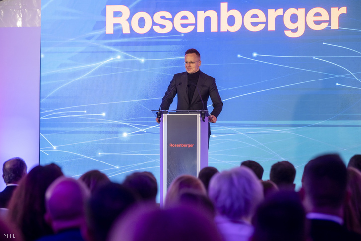Szijjártó Péter külgazdasági és külügyminiszter beszédet mond a Rosenberger Kft. beruházását bejelentő ünnepségén Jászberényben 2026. március 9-én
