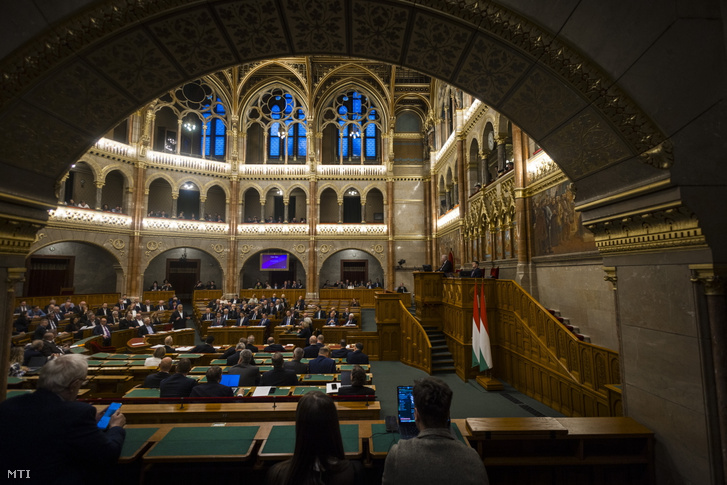 Orbán Viktor miniszterelnök azonnali kérdésre válaszol az Országgyűlés plenáris ülésén 2026. március 9-én