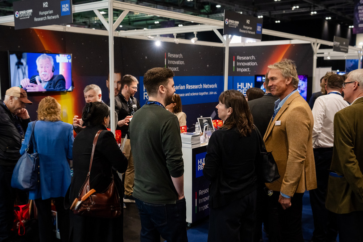 A londoni Space-Comm Expo Europe konferencián önálló standdal jelent meg a magyar űrkutatás és űripar