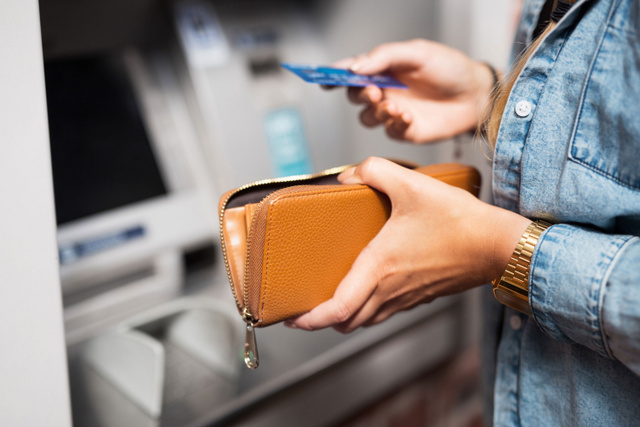 Bankkártya nélkül, telefonnal is felvehetsz készpénzt