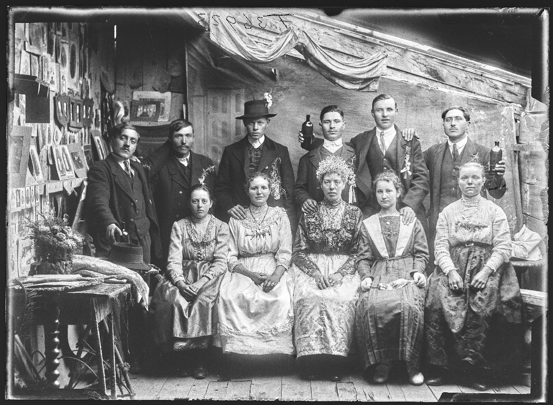 Papszt Piroska: Esküvői csoportkép, Szolnok, 1910-es évek