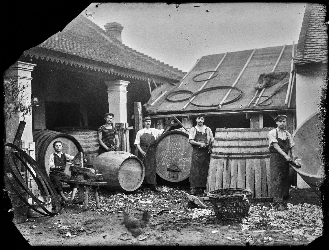 Nedeczky Pál: Józan Ferenc kádármester és munkásai, Nagykőrös, 1913