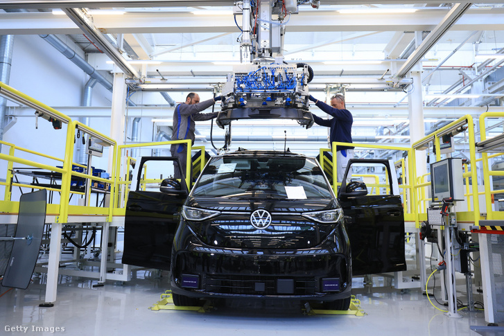 Munkások a Volkswagen AG hannoveri gyárába 2026. március 4-én