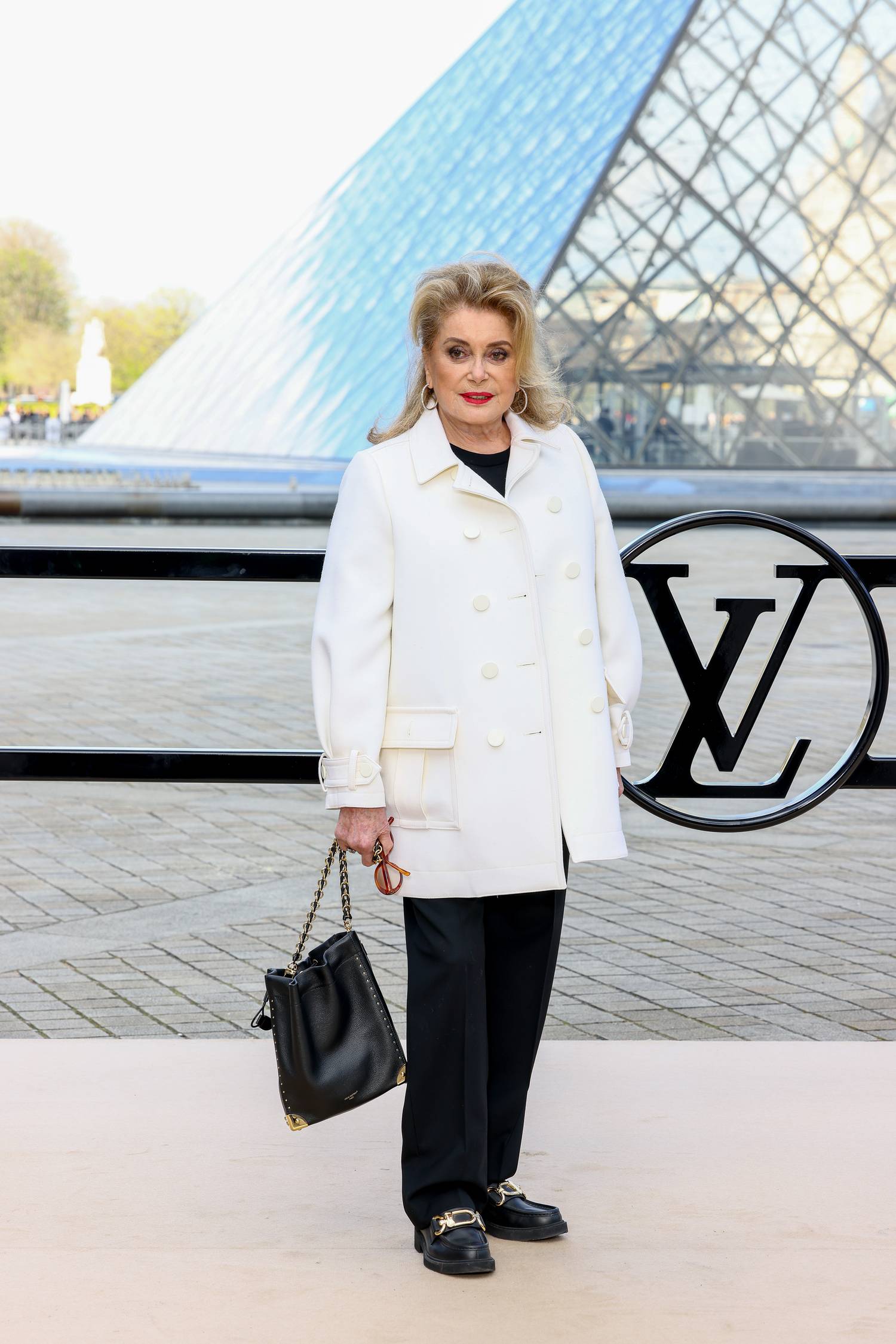 Catherine Deneuve tegnapelőtt a Louis Vuitton bemutatóját tekintette meg a párizsi divathéten.