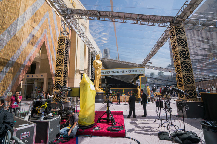 A vörös szőnyeg előkészítése a 88. Oscar-gála előtt a Hollywood Boulevardon 2016. február 26-án