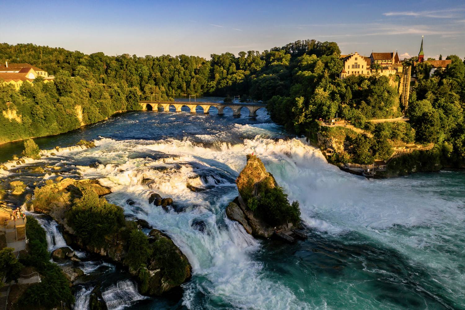 A svájci Rhine falls Európa legnagyobb vízhozamú vízesése, körülbelül 150 méter széles.